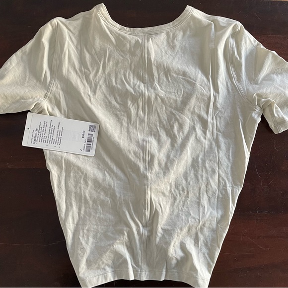 NWT lululemon crescent tee - Picture 3 of 3